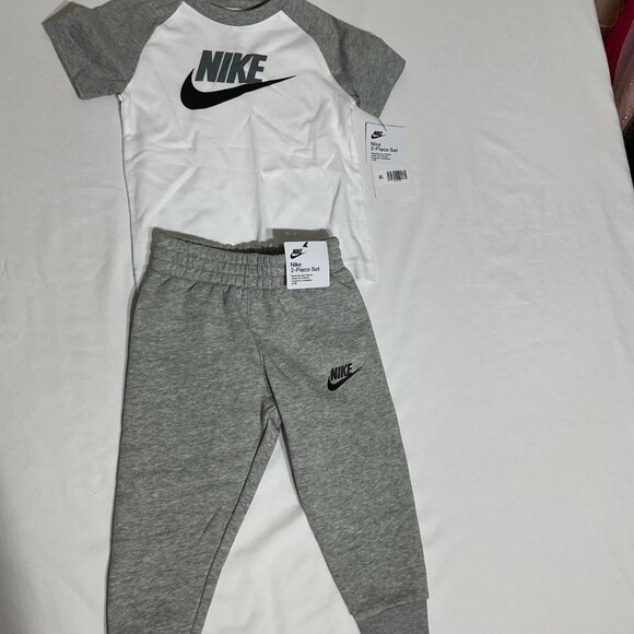 Nike 2-Piece Set Baby/Toddler T-Shirt & Pants Grey/White Size 2T - Picture 1 of 4